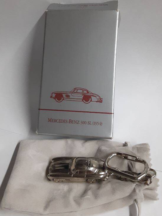 Burago Mercedes-benz 300 S Extremely rare Collectible chrome Plated Keyring 1:87 